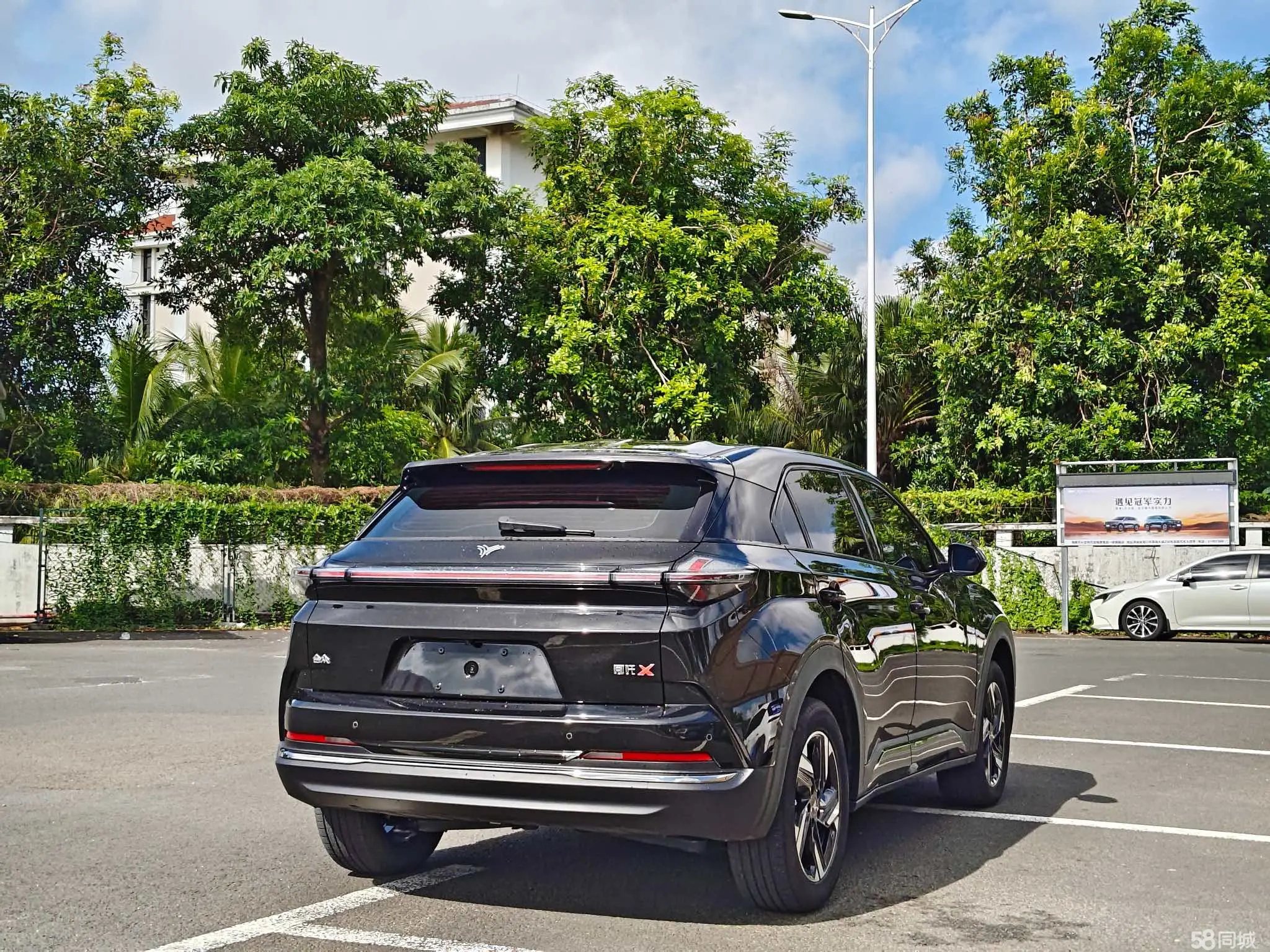 哪吒汽车 哪吒X 2023 汽车图片 #7