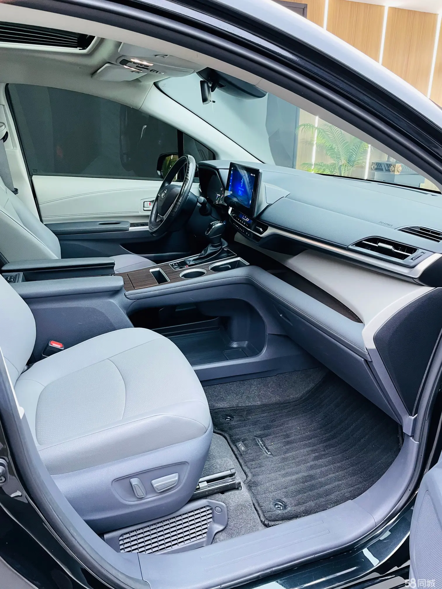 Toyota Granvia 2023 car image #7