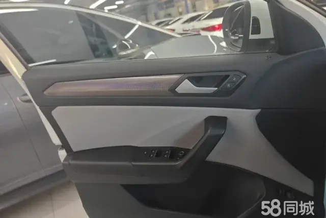 Volkswagen T-Roc 2023 car image #7