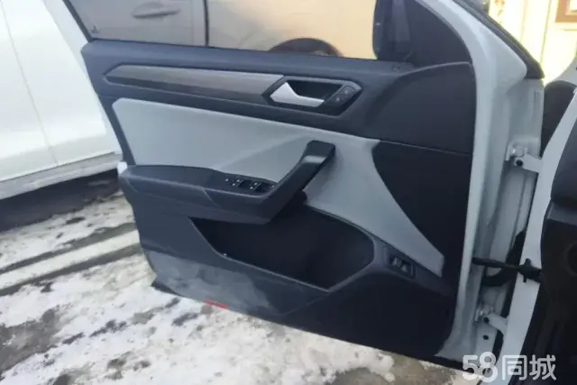 Volkswagen T-Roc 2024 car image #7