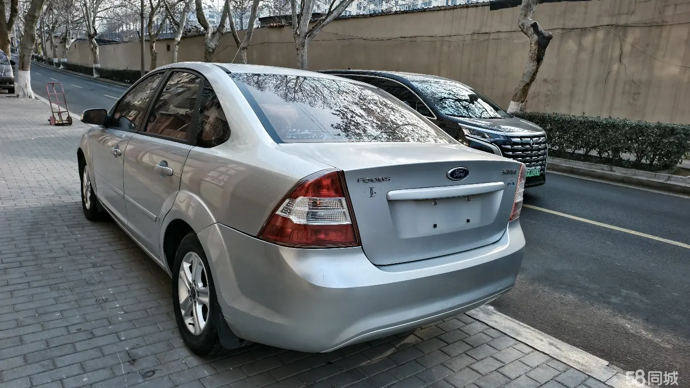 Ford Focus 2010 car image #7