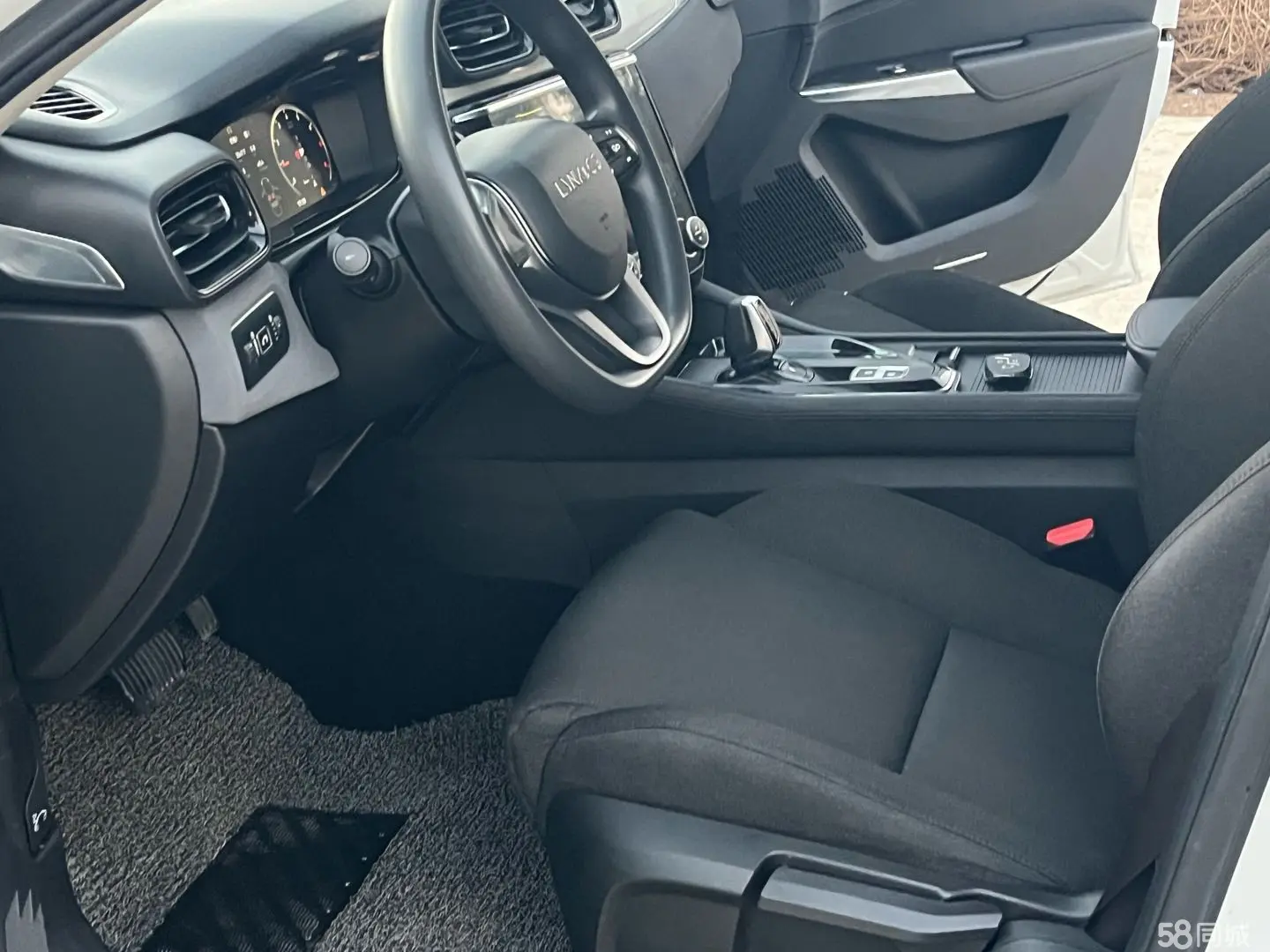 Lynk & Co 03 2018 car image #7