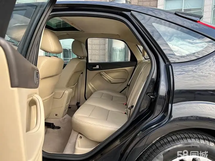 Ford Focus 2010 car image #7