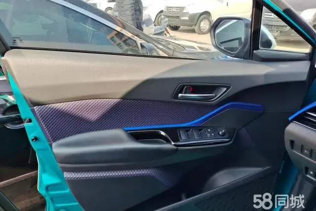 Toyota C-HR 2018 immagine di auto #7