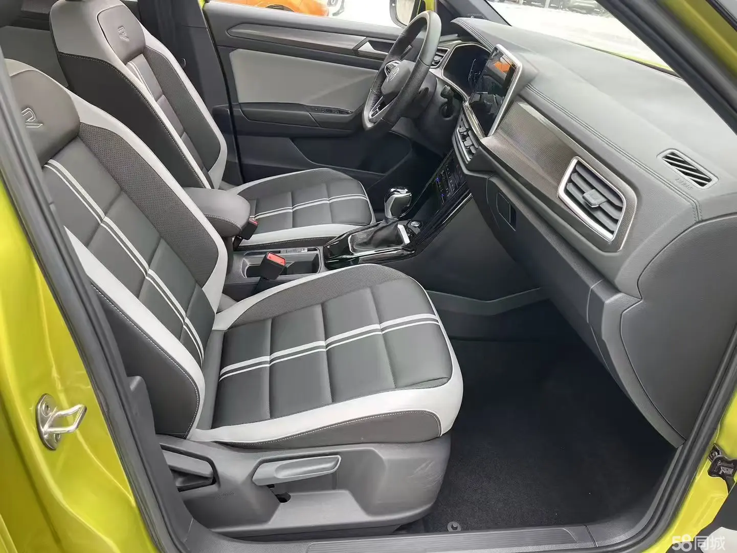 Volkswagen T-Roc 2023 car image #7