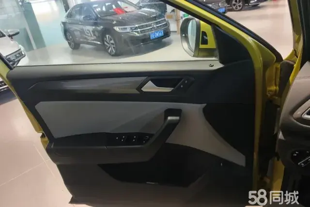 Volkswagen T-Roc 2023 car image #7