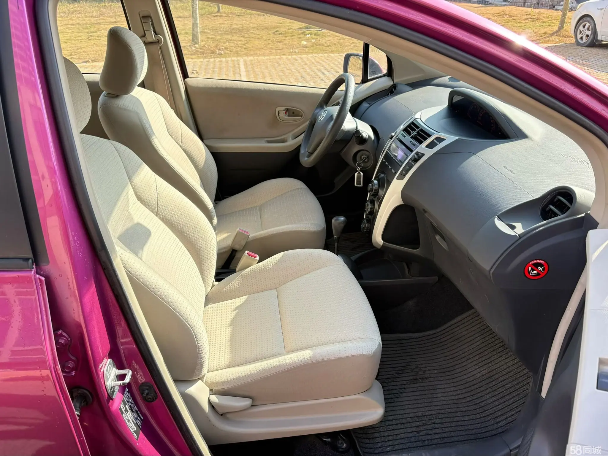 Toyota Yaris 2012 изображение автомобиля #7