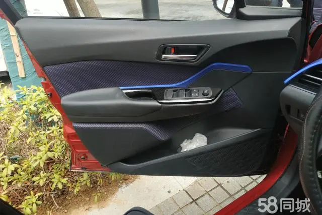 Toyota C-HR 2018 car image #7