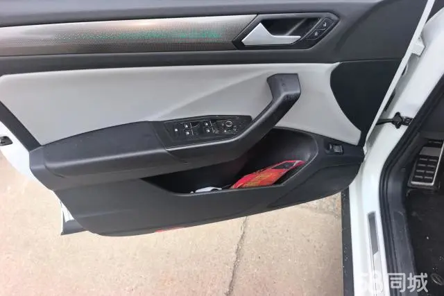 Volkswagen T-Roc 2023 car image #7