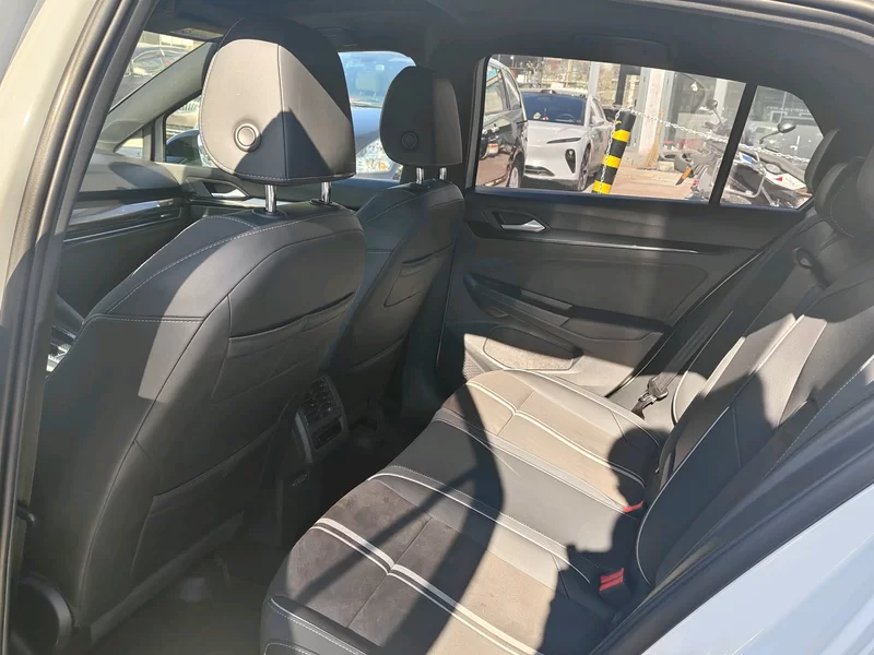 Volkswagen Golf 2023 car image #7