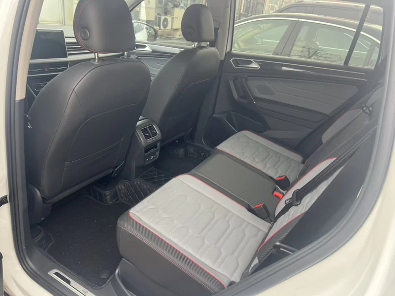 Volkswagen Tiguan L 2023 immagine di auto #7