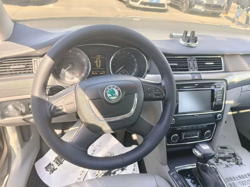 Skoda Superb 2012 car image #7