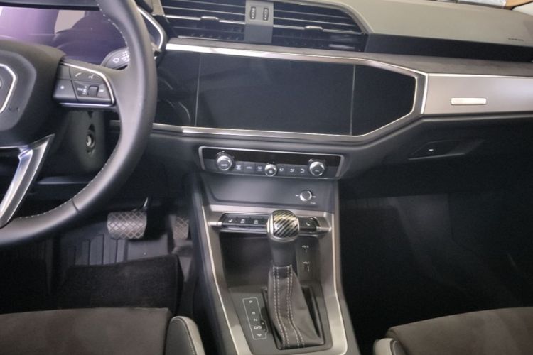 Audi Q3 2021 car image #13