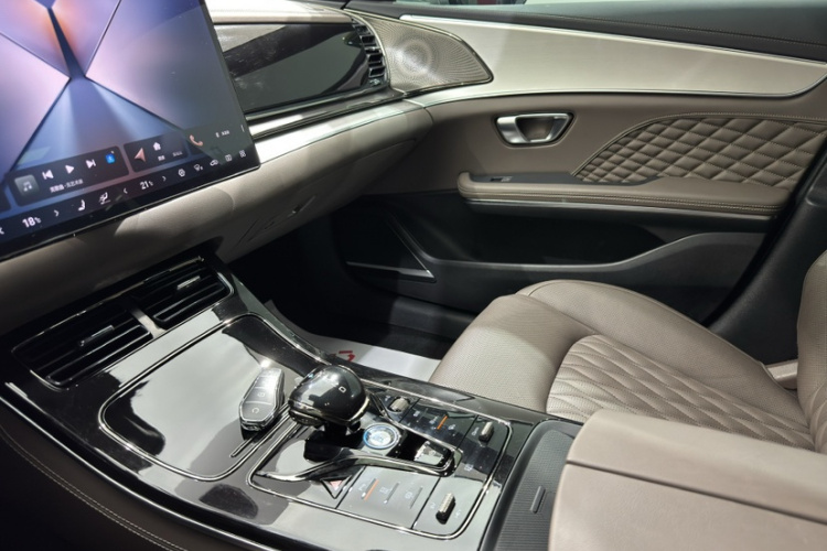 BYD Han 2024 car image #14