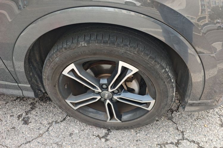 Audi Q3 2020 car image #9