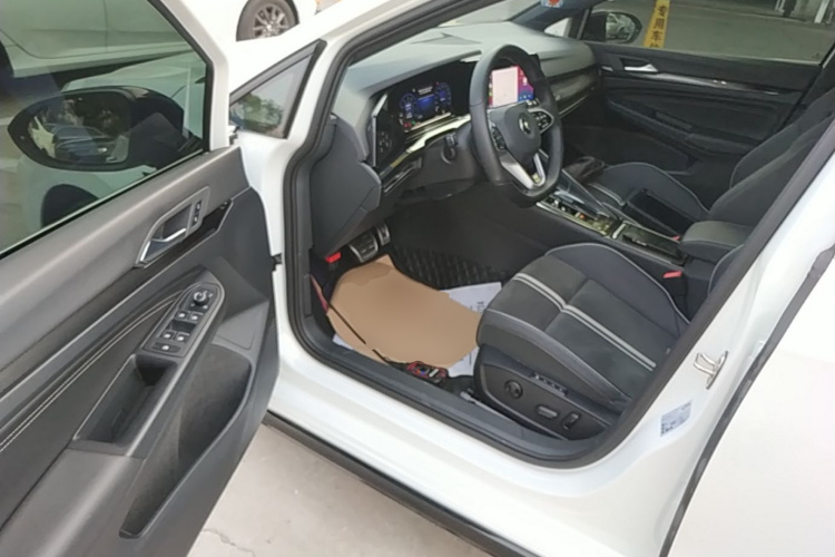 Volkswagen Golf 2022 car image #16
