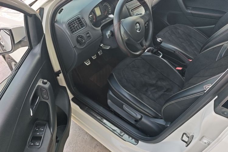 Volkswagen Polo 2015 car image #16