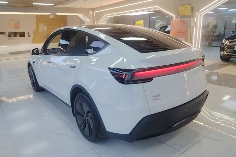 Tesla Model Y 2025 #5 Tesla Model Y 2025 car image #5
