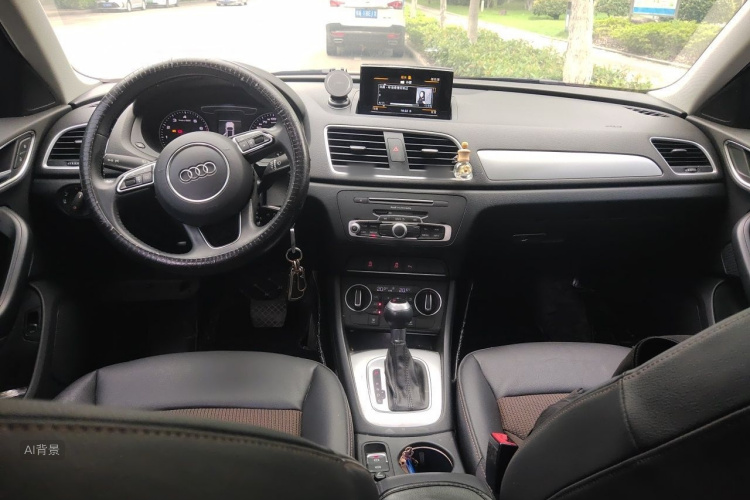 Audi Q3 2019 car image #11