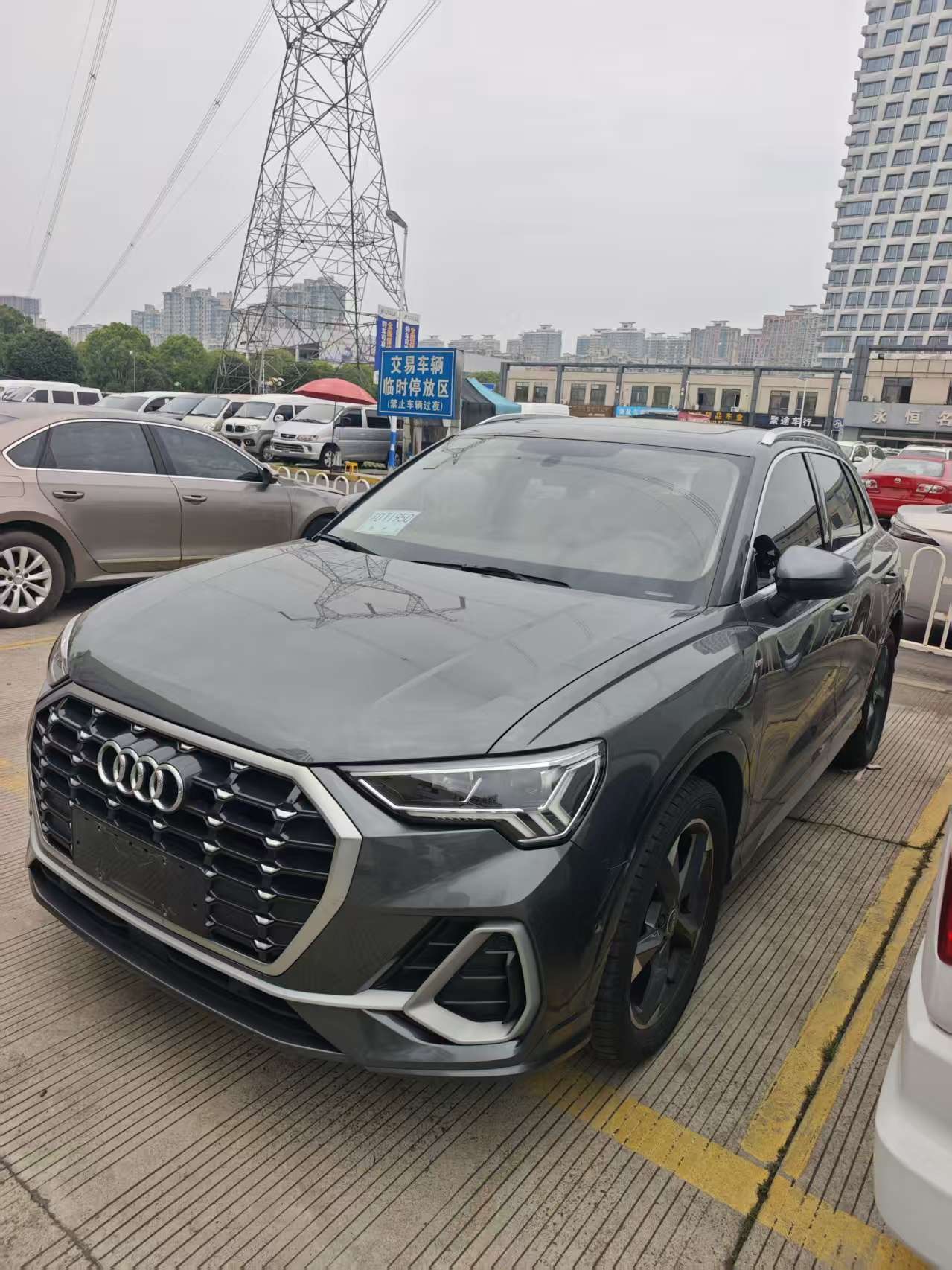 Audi Q3 2022 car image 