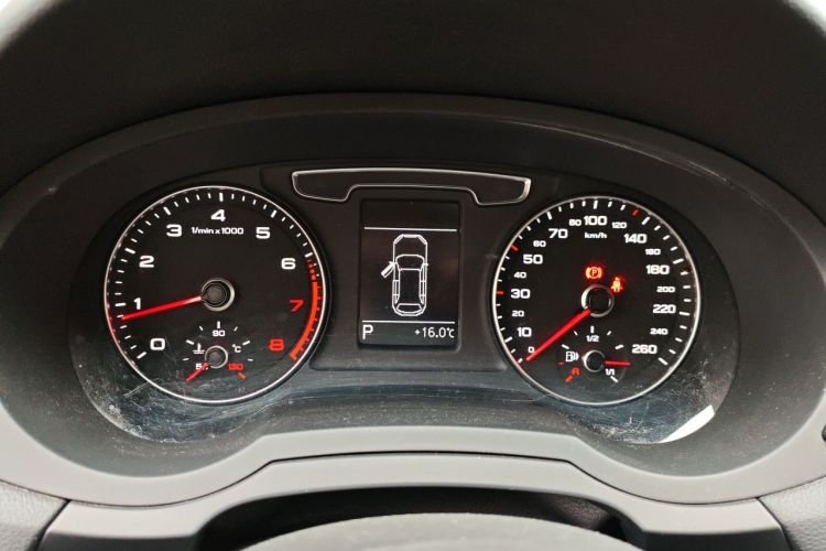 Audi Q3 2018 car image #17