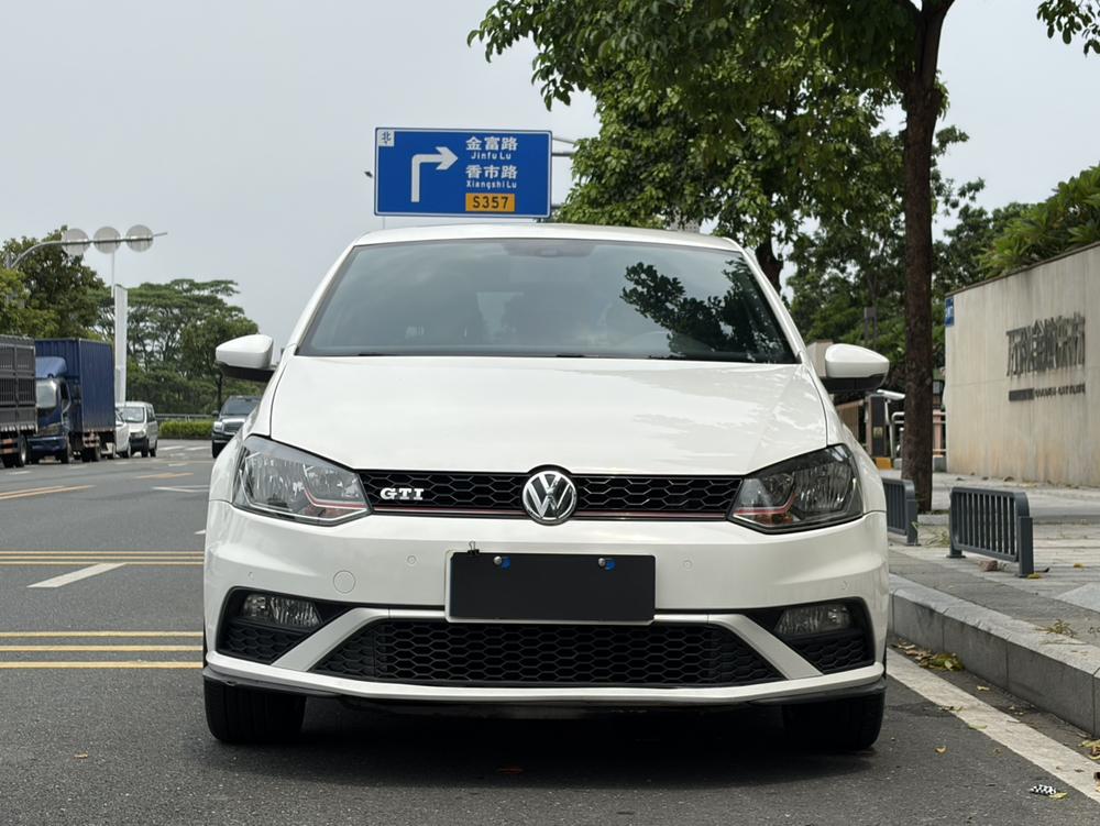 Volkswagen Polo 2015 car image #2