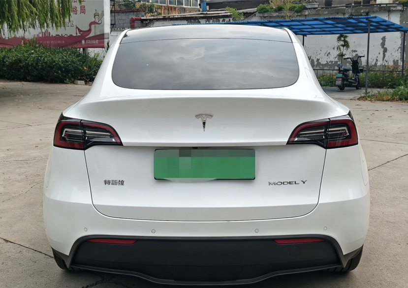 Tesla Model Y 2023 car image #4