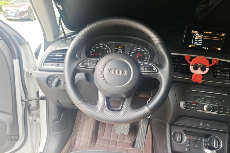 Audi Q3 2019 car image #12