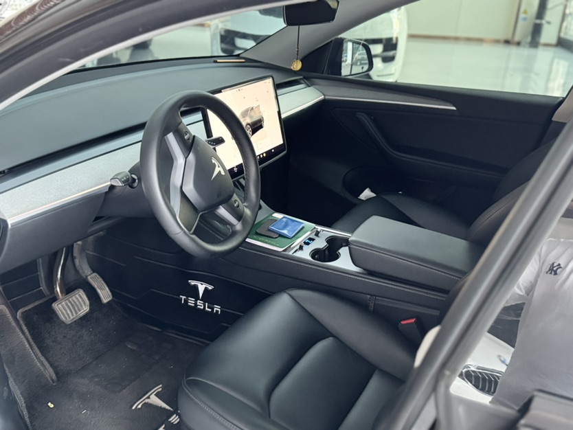 Tesla Model Y 2023 car image #5