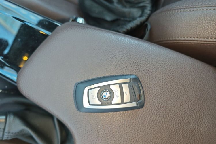 BMW 3 Series 2019 car image #9