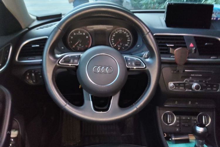 Audi Q3 2019 car image #12