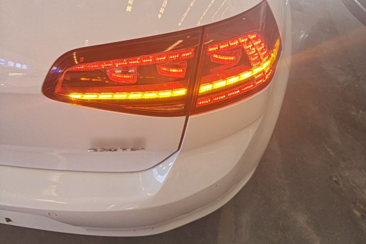 Volkswagen Golf 2018 car image #8