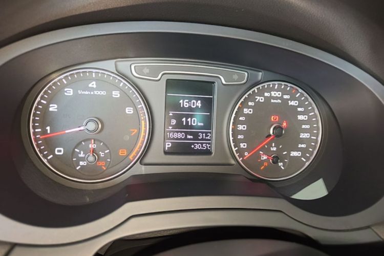 Audi Q3 2015 car image #12