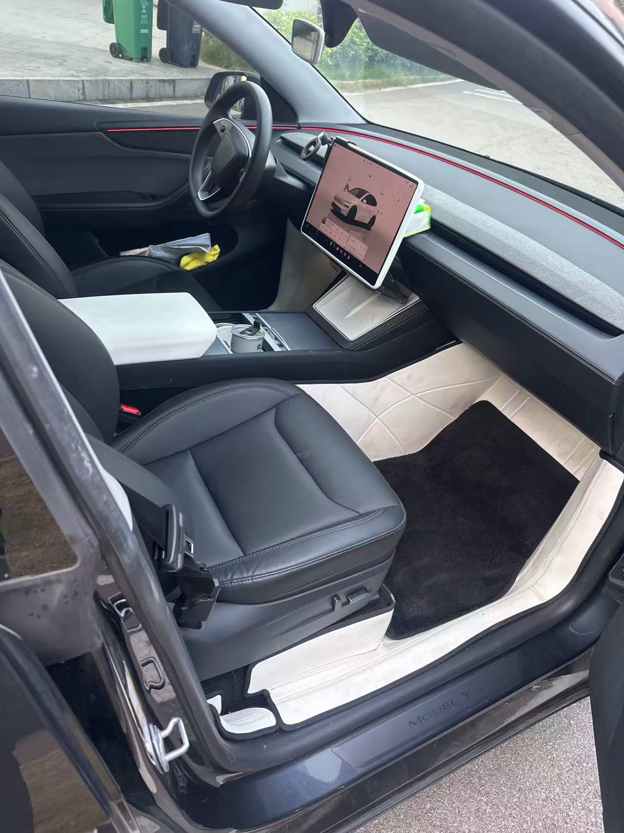 Tesla Model Y 2025 #4 Tesla Model Y 2025 car image #4