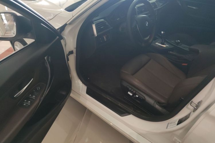 BMW 3 Series 2018 صورة سيارة #12