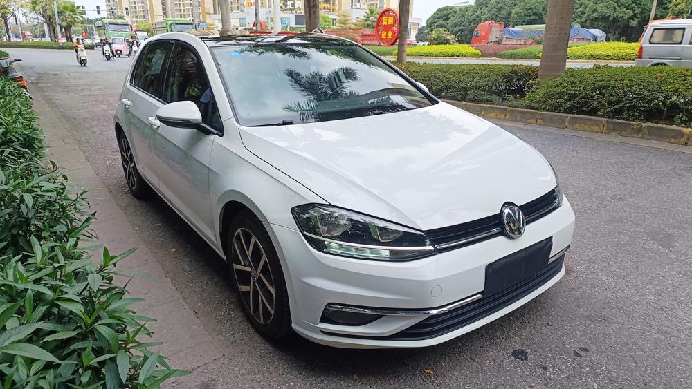 Volkswagen Golf 2018 car image #3