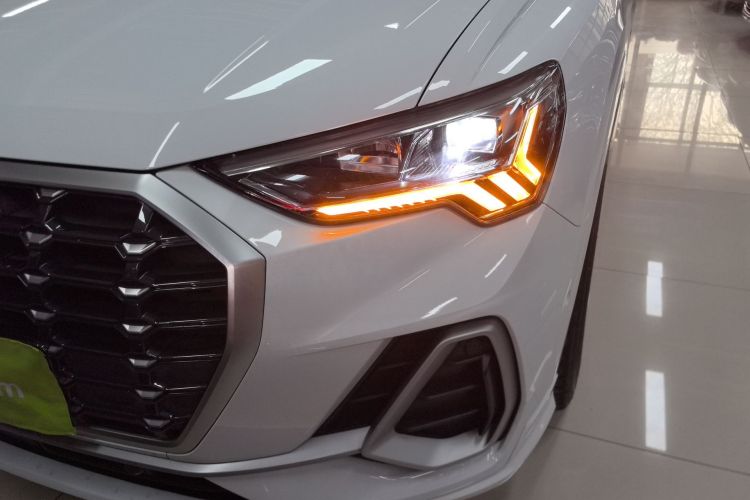 Audi Q3 2023 car image #23