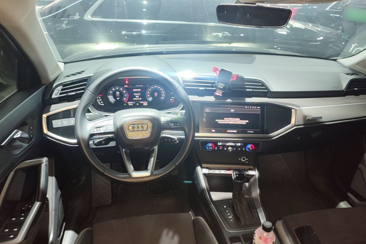Audi Q3 2023 car image #10