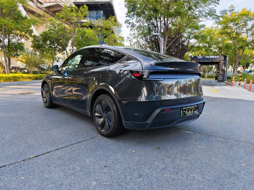 Tesla Model Y 2025 #9 Tesla Model Y 2025 car image #9