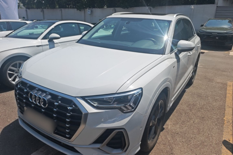 Audi Q3 2024 car image #2