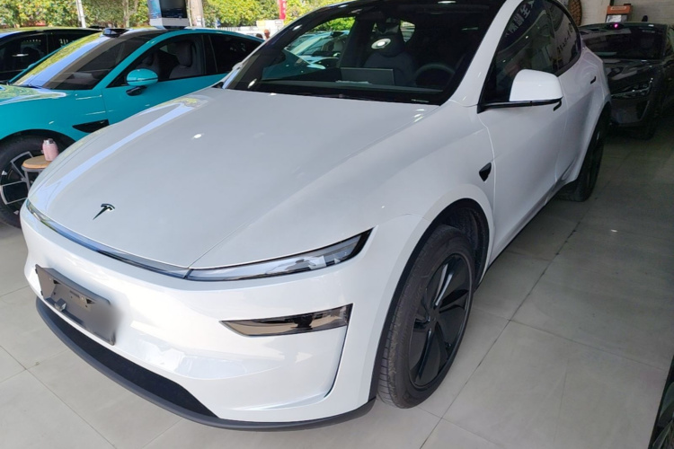 Tesla Model Y 2026 #2 Tesla Model Y 2026 car image #2