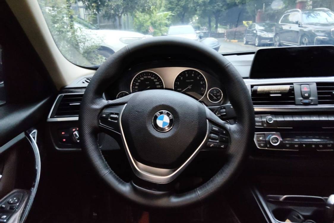 BMW 3 Series 2018 car image #24