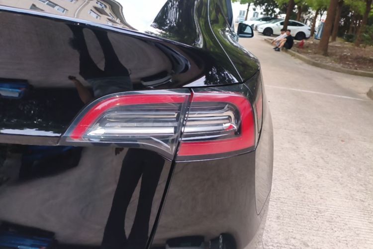 Tesla Model Y 2023 car image #8