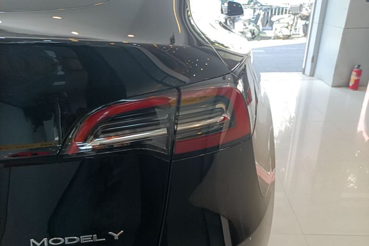 Tesla Model Y 2022 car image #8