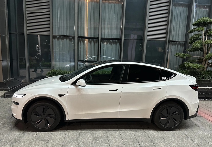 Tesla Model Y 2026 #2 Tesla Model Y 2026 car image #2