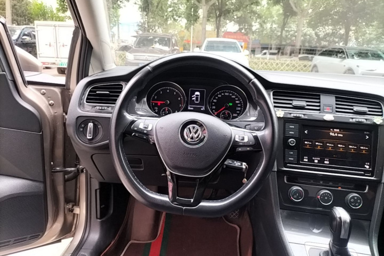 Volkswagen Golf 2020 car image #11