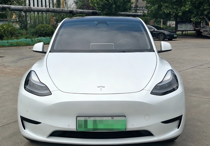 Tesla Model Y 2023 car image #2