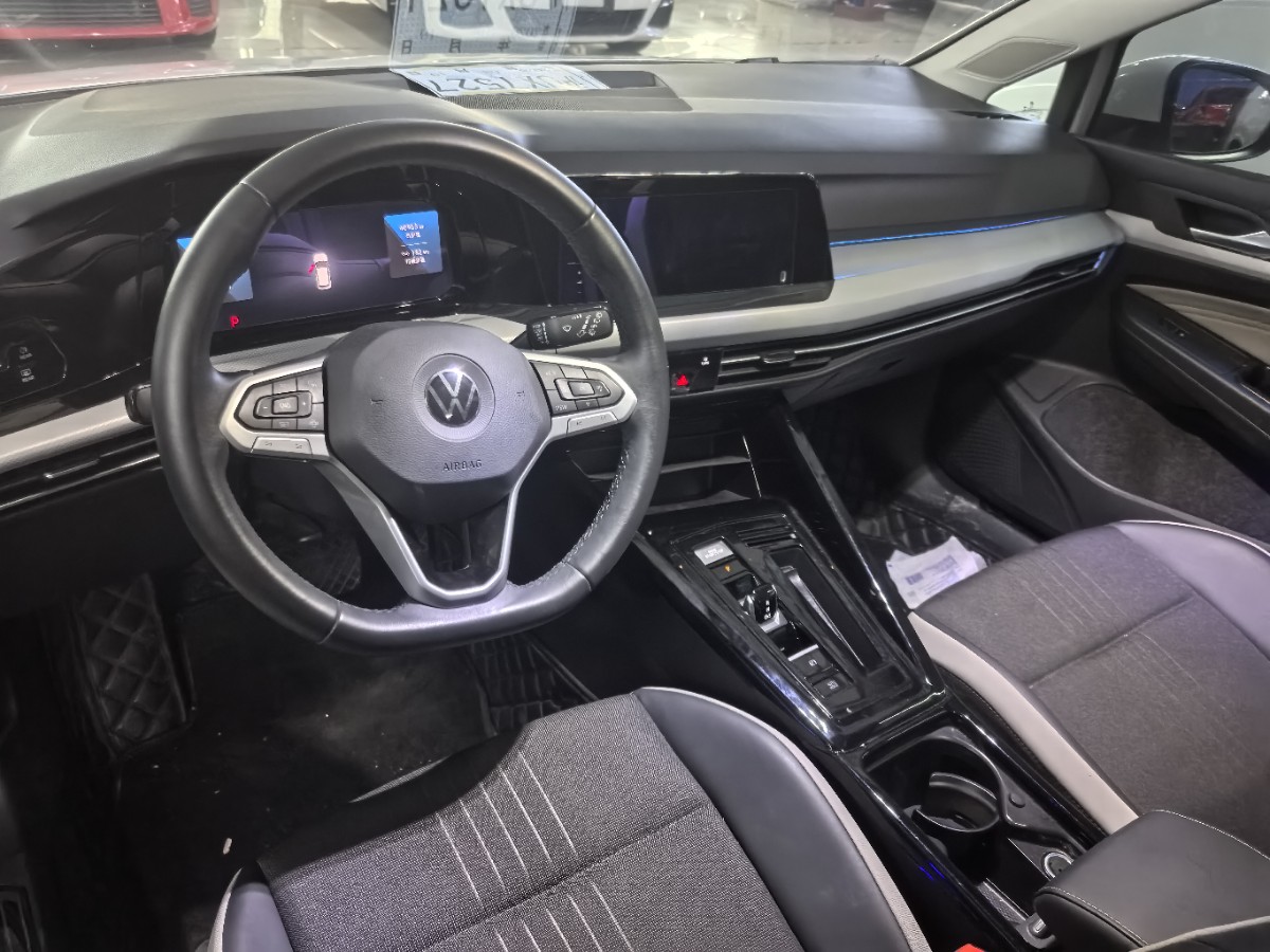 Volkswagen Golf 2023 car image #3