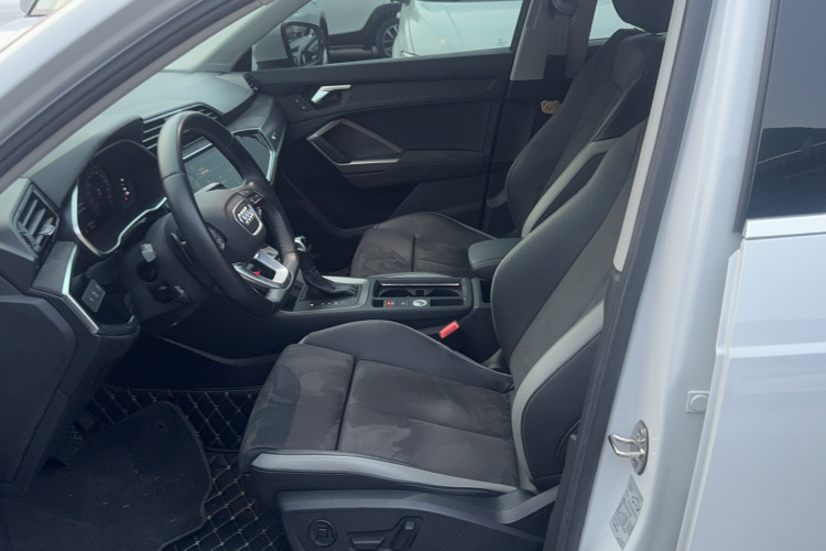 Audi Q3 2022 car image #13