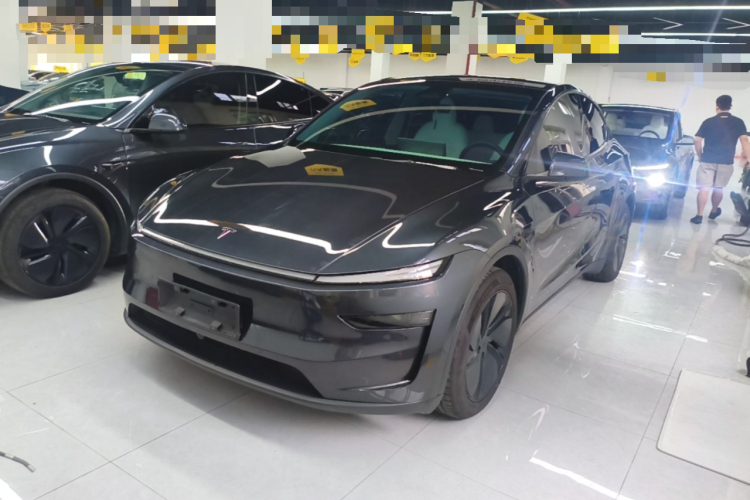 Tesla Model Y 2025 #2 Tesla Model Y 2025 car image #2